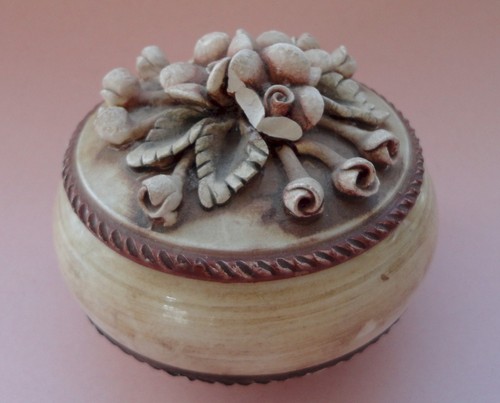 ITALIAN MAJOLICA Art Pottery Collect CERAMIC ROSEBUDS LUXURY Jewelry POWDER BOX - Picture 3 of 9