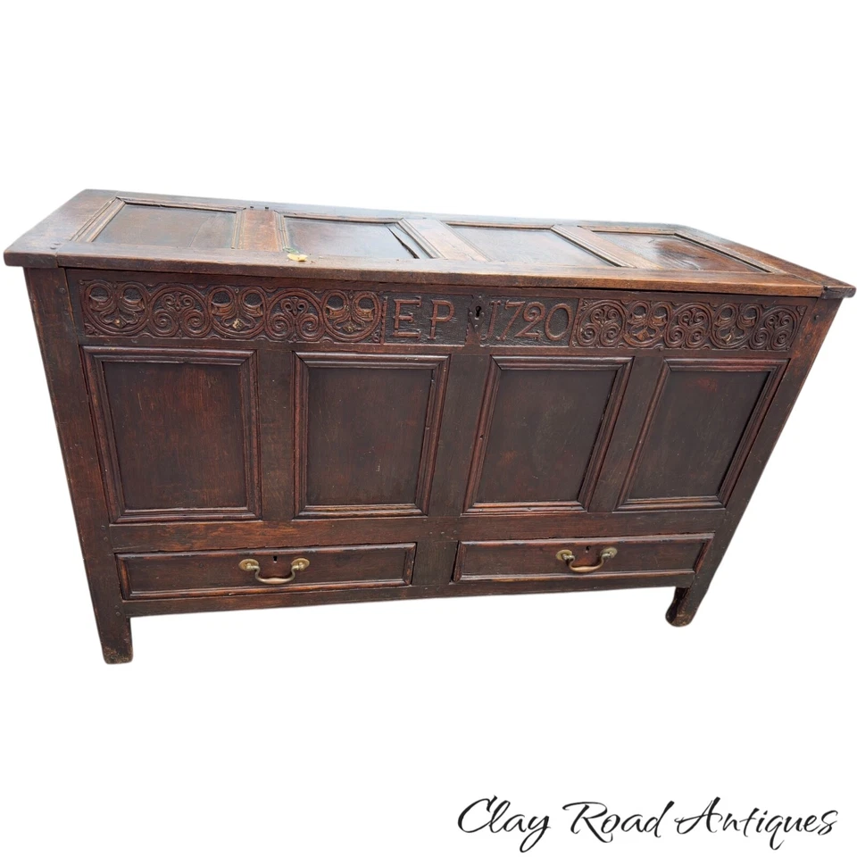 Antigua manta roble cofre dos cajones Jorge I tallada fecha 1720 panelada fina Foto 4 de 4