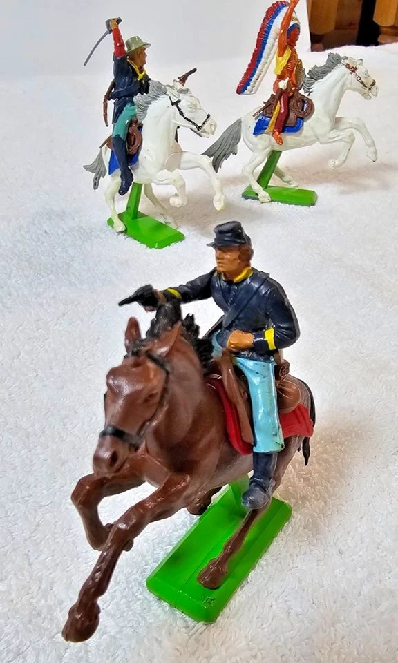 Gran Bretaña Detalle 1971 Caballería y Nativos Americanos Soldados de Juguete - 3 Figuras Montadas Foto 4 de 4