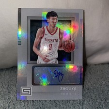 2017-18 Panini Status - Signatures Zhou Qi #SG-ZQI (AU, RC)