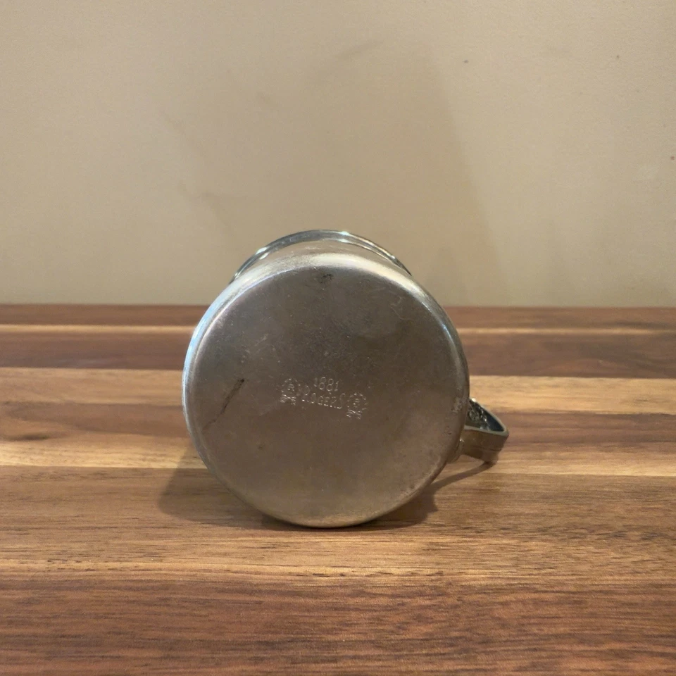 Taza bebé vintage Rogers 1881 plateada con mango ornamentado grabado Rogers usada Foto 4 de 4