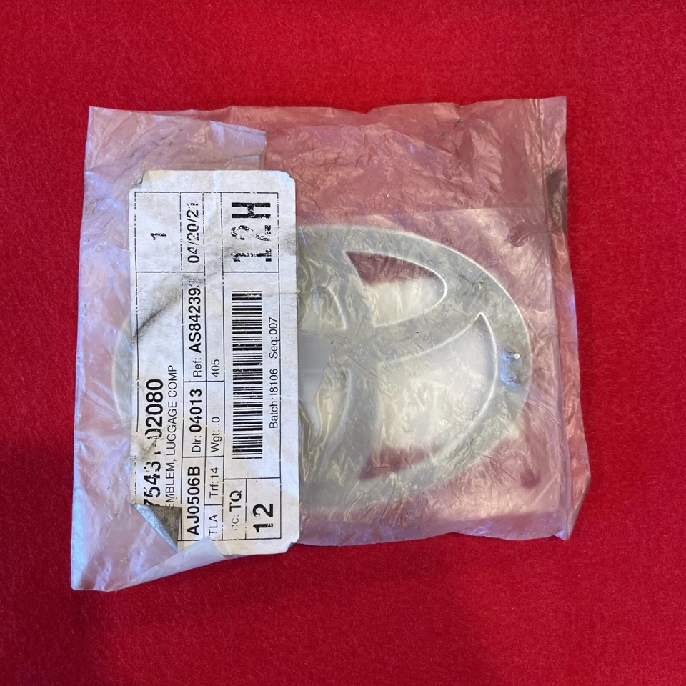 TOYOTA CAMRY COROLLA RAV4 YARIS PUERTA LEVADIZA TRASERA EMBLEMA MALETERO 75431-02080 OEM Foto 2 de 2