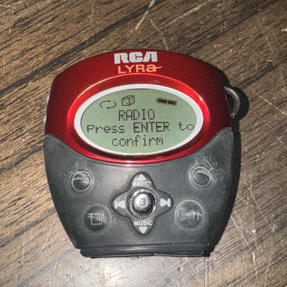 RCA Lyra RD1080 128MB Portable Digital Audio Player Red MP3 Pro 2002 - Image 2 of 4