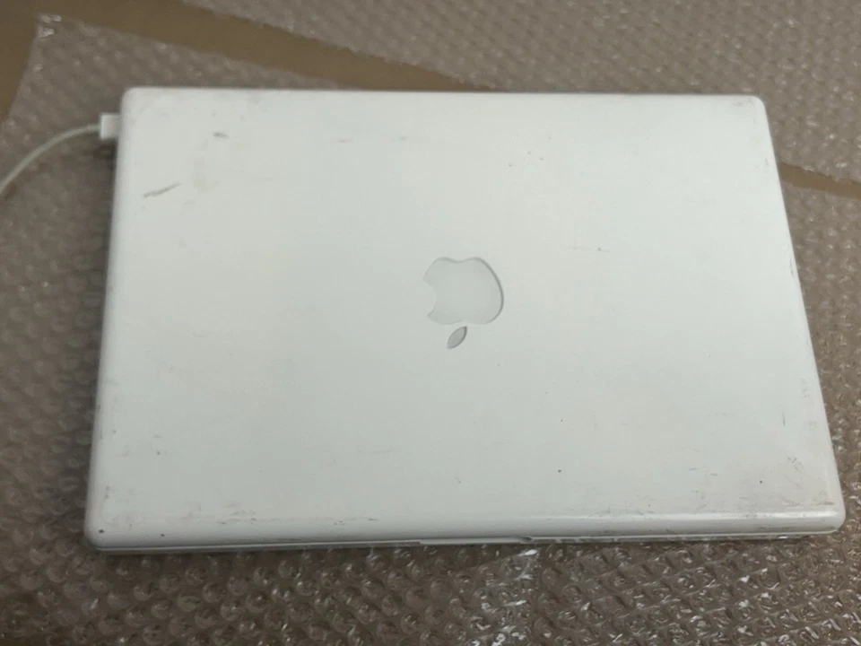 MacBook 15" A1181 2.4GHz Core2Duo 2GB RAM 120GB macOS X LOTOS1181 - Image 3 of 4