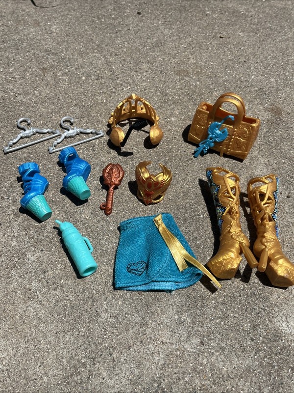Monster High Skulltimate Secrets Fearidescent Cleo de Nile Doll Accessories Lot