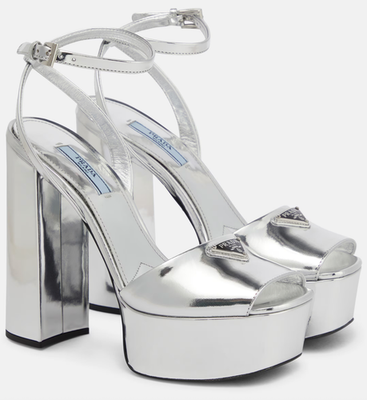 PRADA シルバー ポインテッドトゥ フラットシューズ Prada 135mm Metallic Silver Logo Platform Sandal Ankle Strap Block