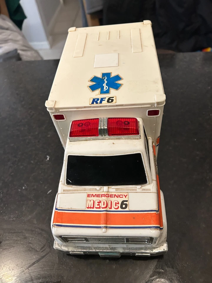Title (80 characters max) Vintage Buddy L Rescue 18 Ambulance 11x5 Non working - Image 2 of 4