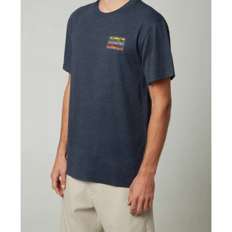 Повесьте десять мужских футболок с коротким рукавом