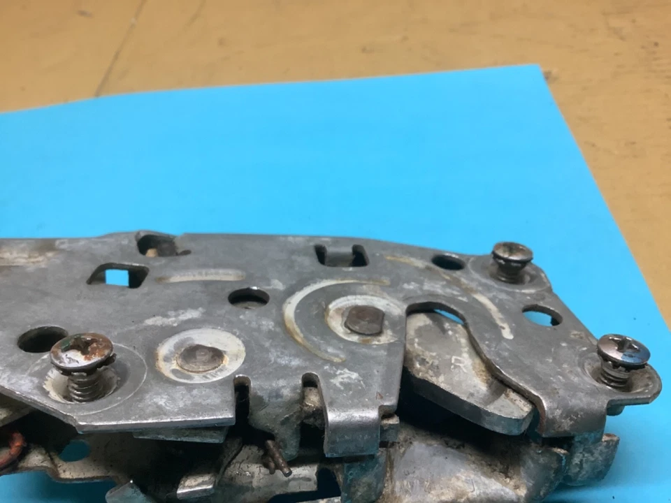 Corvette 1956-1962 mecanismo de bloqueo de pestillo de puerta tornillos OEM GM Foto 2 de 2