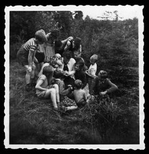 Luisenthal 1956 - Schüler scharen sich um die Lehrerin - 1950er - Foto 6x6cm