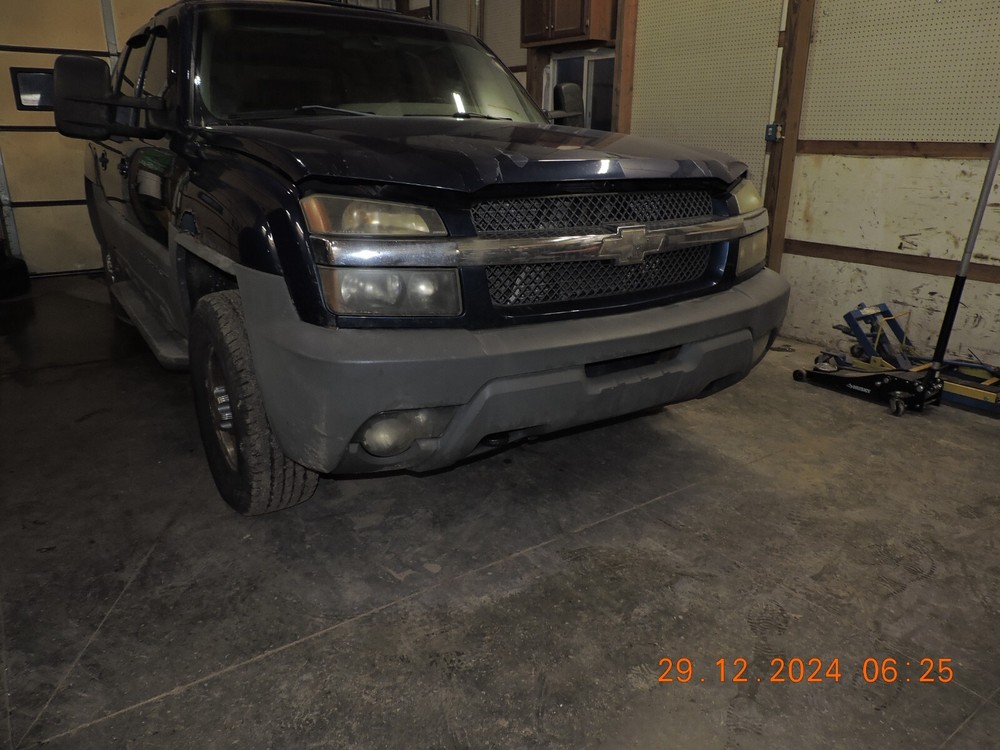 2002 2003 2004 2005 2006 CHEVROLET AVALANCHE FRONT BUMPER COVER ORIGINAL OEM