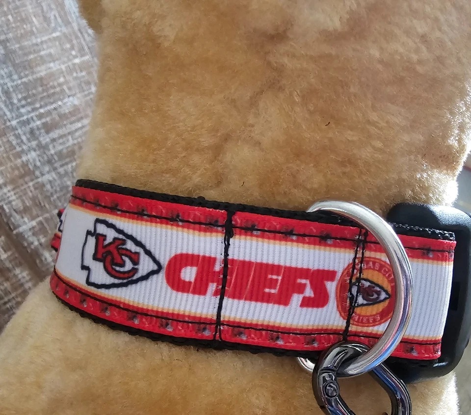 Collar de perro ajustable Kansas City Chiefs pequeño con etiqueta extraíble Foto 4 de 4