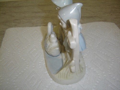 Vintage ARTMARK Porcelain Figurine – Boy & Girl Peering Over Fence at Swan - Picture 4 of 6