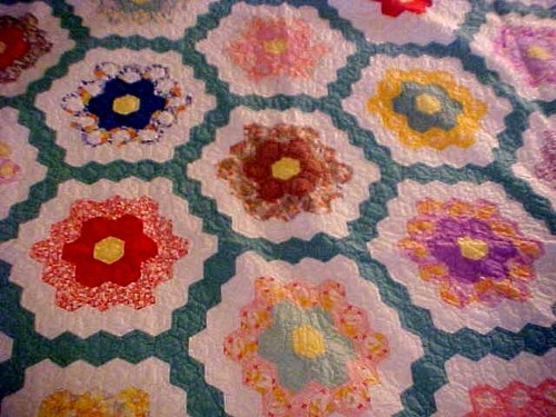 VTG Scrappy GRANDMOTHER'S FLOWER GARDEN Quilt 87387 - Picture 4 of 5