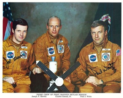 SKYLAB I (SL-2) CREW SIGNED NASA CREW LITHOGRAPH IN TAN FLIGHT SUITS - FULL CREW