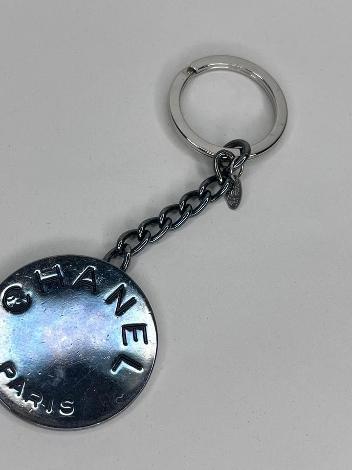 Portachiavi logo Chanel metallo argento 96P marchio inciso ciondolo - Immagine 3 di 3