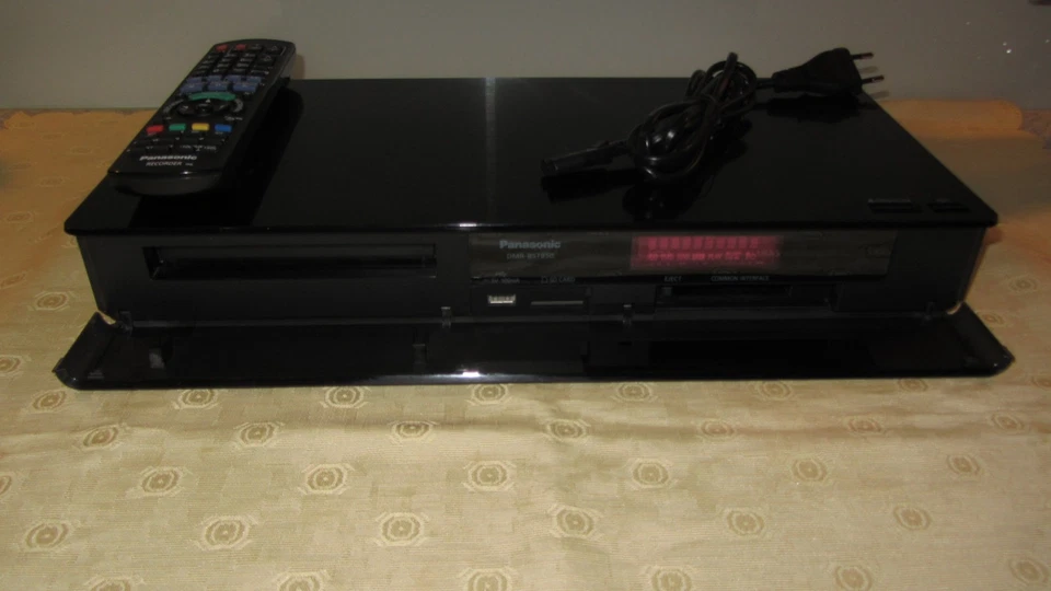 BluRay-/Festplattenrecorder PANASONIC DMR-BST850 / 1 TB HDD / SATELLIT - Bild 2 von 4