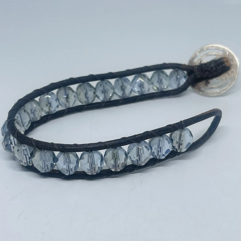 "Pulsera envolvente única de cuarzo gris paloma plateada con acento floral cuentas cuero talla 6""" Foto 2 de 4