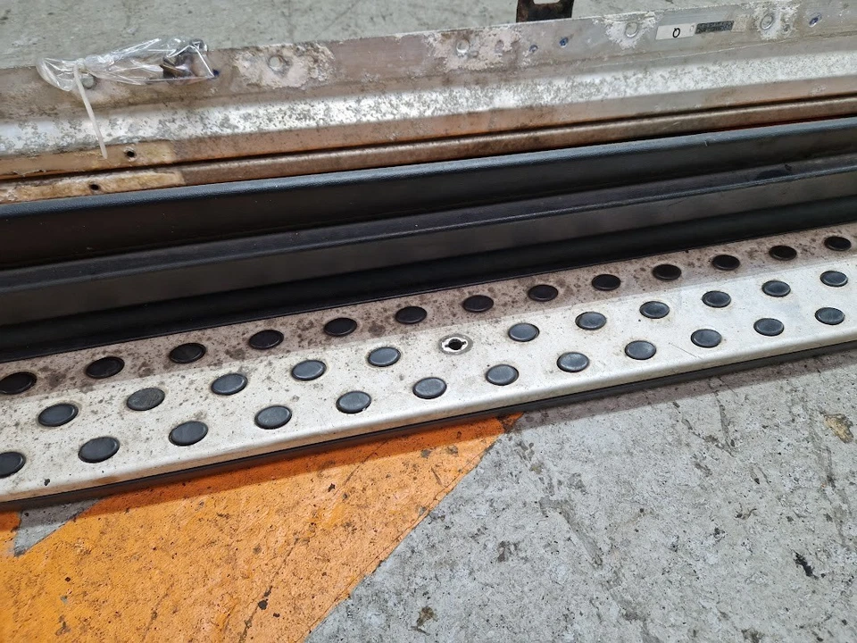 2009 MERCEDES ML320 W164 LEFT SIDE STEP RUNNING BOARD A1646901375 A1646900510 - Image 3 of 4