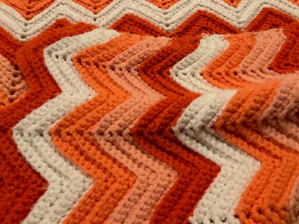 MANTA AFGANA VINTAGE GANCHILLO A MANO CHEVRON (65” L X 56” W) NARANJA Foto 4 de 4