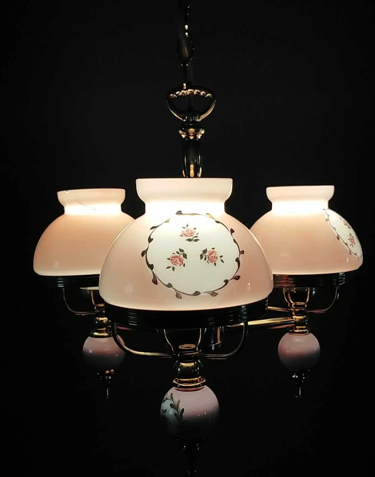 Suspension laiton trois feux opaline rose motif de fleurs - Photo 3/4