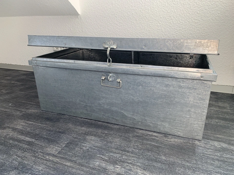 Metall Truhe mit Verschluss in der Farbe Silber mit Muster - Bild 4 von 4