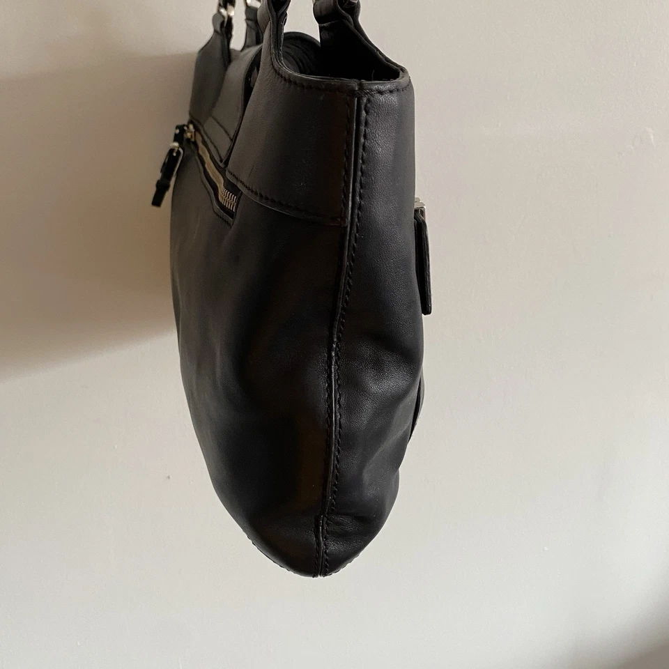 Charles David 黑色皮革钱包带银色扣细节口袋摩托车 — 第 3/4 张图片