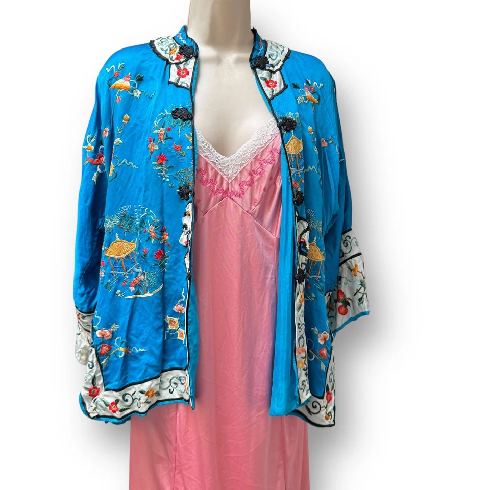 Vintage Chinese Embroidered Silk Jacket Robe Esme Blue Floral Frog Closure 60s - Image 4 of 4