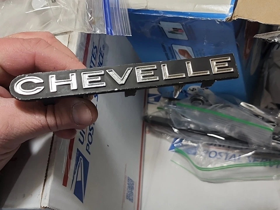 Chevrolet Chevelle 1971-73 parrilla delantera emblema placa de identificación logotipo 328996 OEM NOS GM Foto 2 de 4