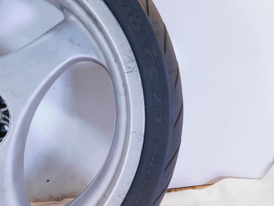 Llanta y neumático trasero plateado fundido BMW K1 K1100LT R1100R R1100RT R1100RS & R850R Foto 3 de 4