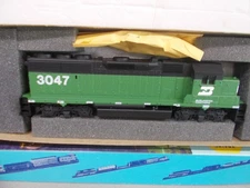 ATHEARN # 4702~ BURLINGTON NORTHERN GP-40-2 POWERED LOCOMOTIVE # 3047~HO SCALE