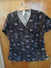 WOMAN'S XL SCRUB TOP SHIRT BLACK PURPLE HALLOWEEN THEMED  POCKETS UA SCRUBS