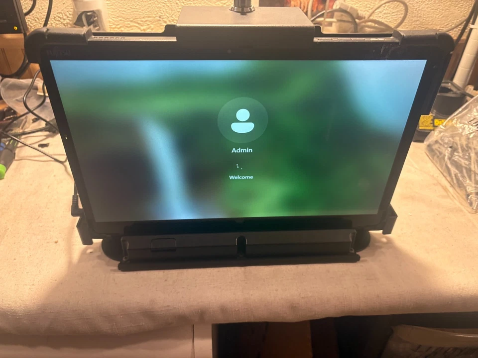 Fujitsu Stylistic Q738 Core i5-8350U 1.70GHz 8GB RAM 256GB NVMe Windows 11 Pro - Image 2 of 4