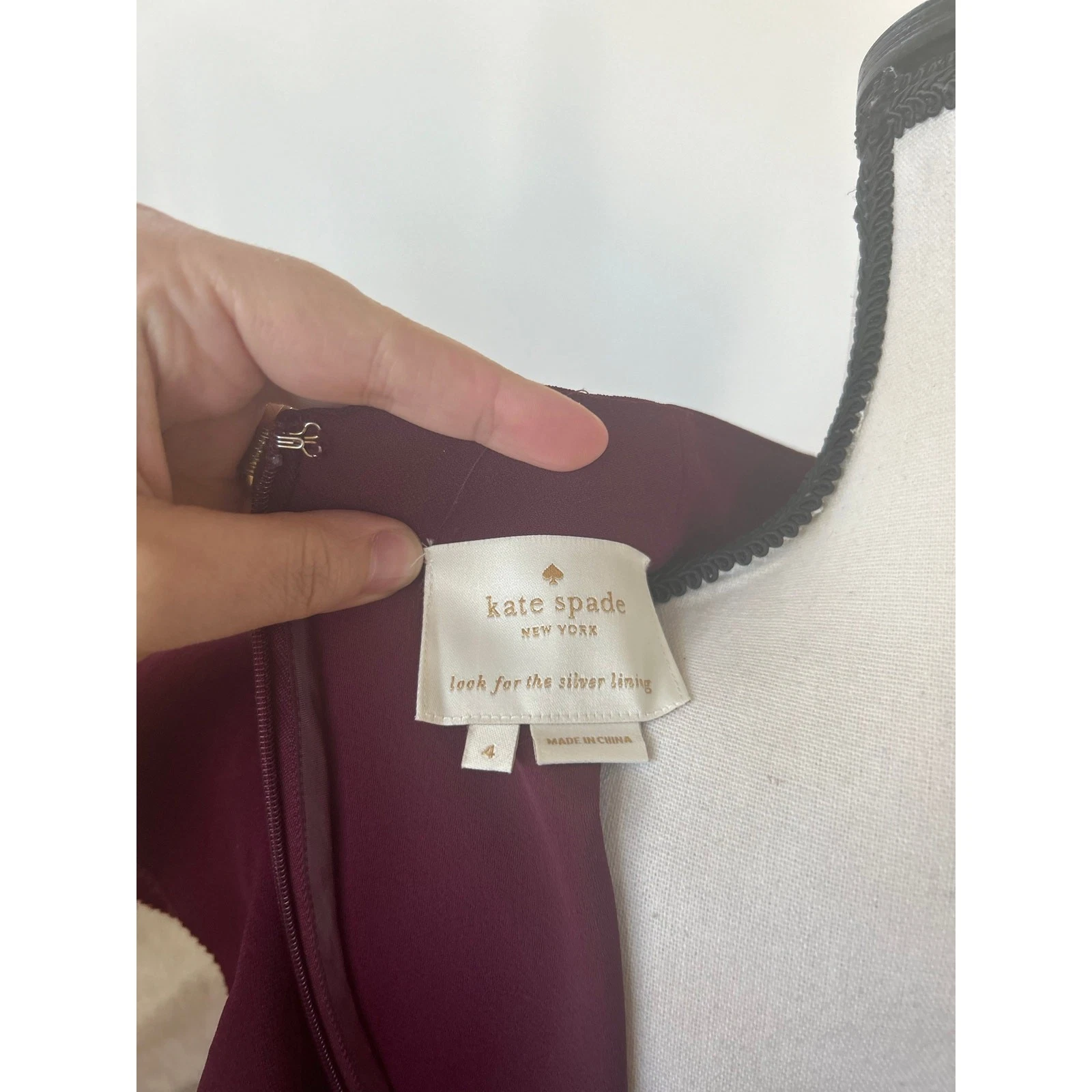 Abito Kate Spade rosso bordeaux in crepe finto collo con volant a tubino
