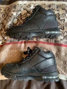 black nike boots boys