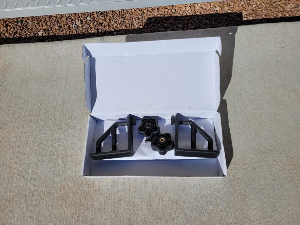 Estante de cabina de malla de aluminio plateado Dee Zee (DZ95058R se adapta a modelos 2500/3500 RAM). Foto 3 de 4