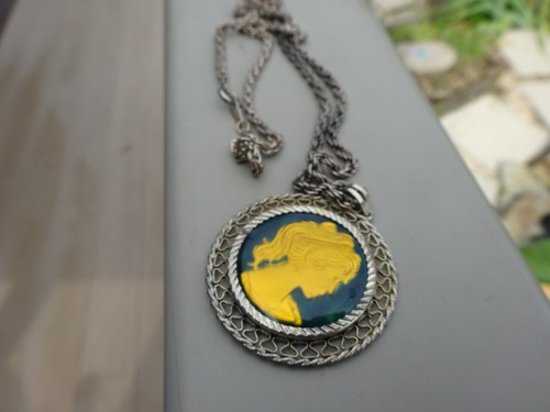 Cameo on Black Pendant 1/4 oz .999 Sterling Silver w Chain - Picture 4 of 4