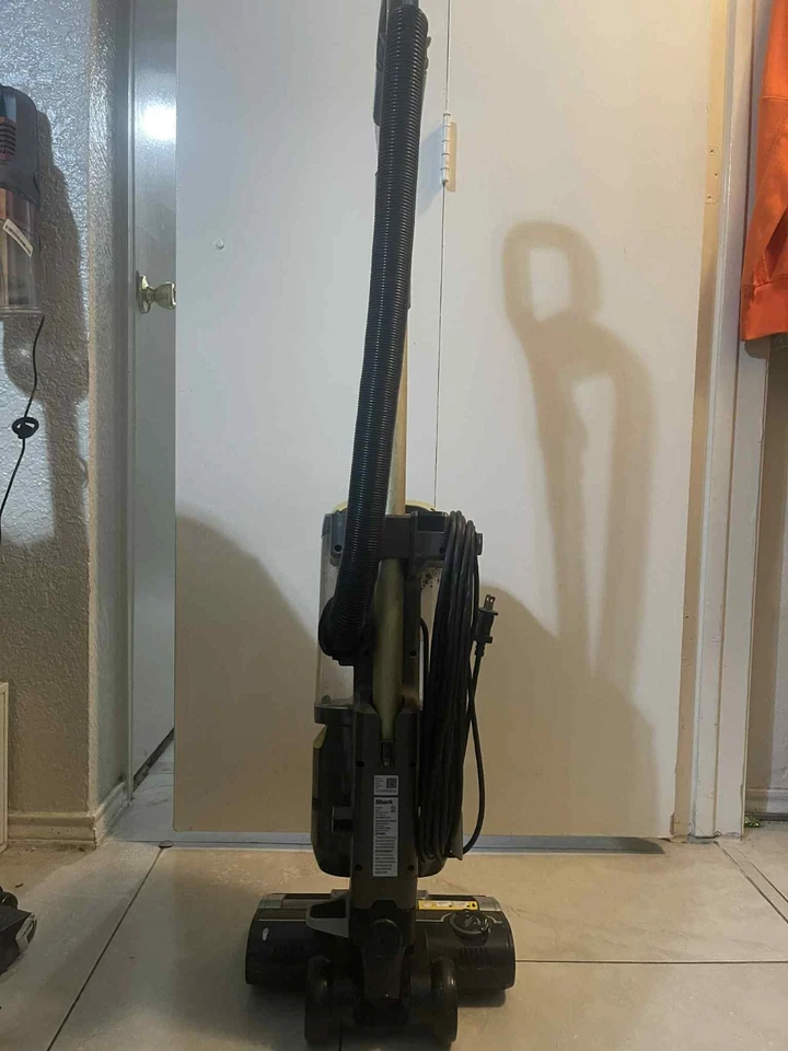 Shark Rotator Lift-Away Upright Vacuum – Model LA502 66 | Used | Tested & Workin - Image 4 of 4