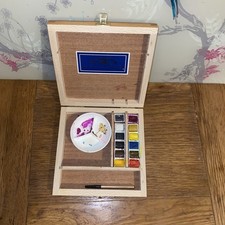 Winsor and Newton wooden art box used but in great condition with palette  