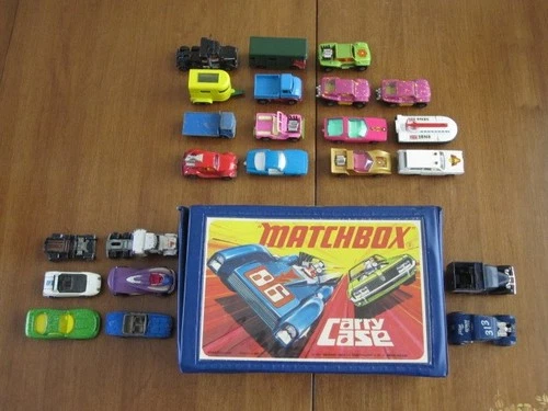 1971 MATCHBOX LESNEY CARRY CASE PLUS 22 CARS