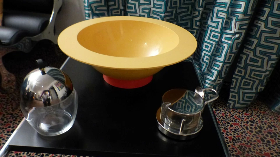 Alessi Deckeldose, Käsedose und große Salatschüssel, Italien 80er Jahre, Memphi