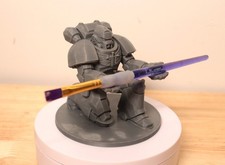 Grimdark Portapenne Low Poly | Accessorio Ufficio 40k Alta Qualità | Regalo Fantascienza