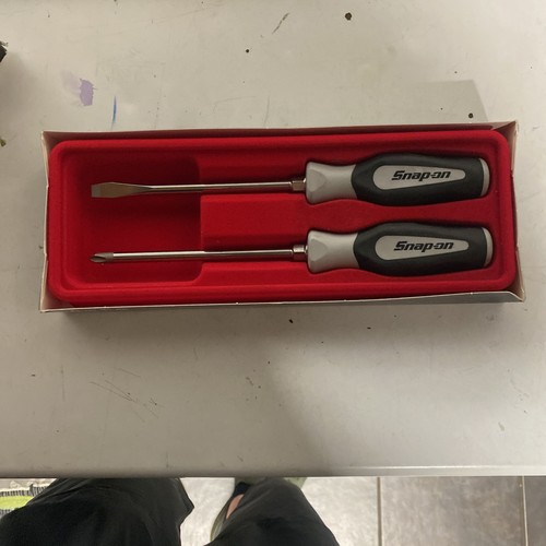 Snap-on SGDX2ANV 2 Piece 90th Anniversary Edition Screwdriver Set - Picture 2 of 4