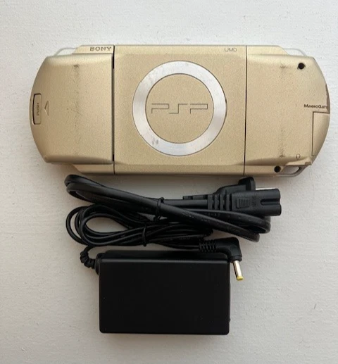 PSP 1000 - Dorado - BUEN ESTADO + Memoria Oficial Sony 1GB + Cargador Foto 2 de 4