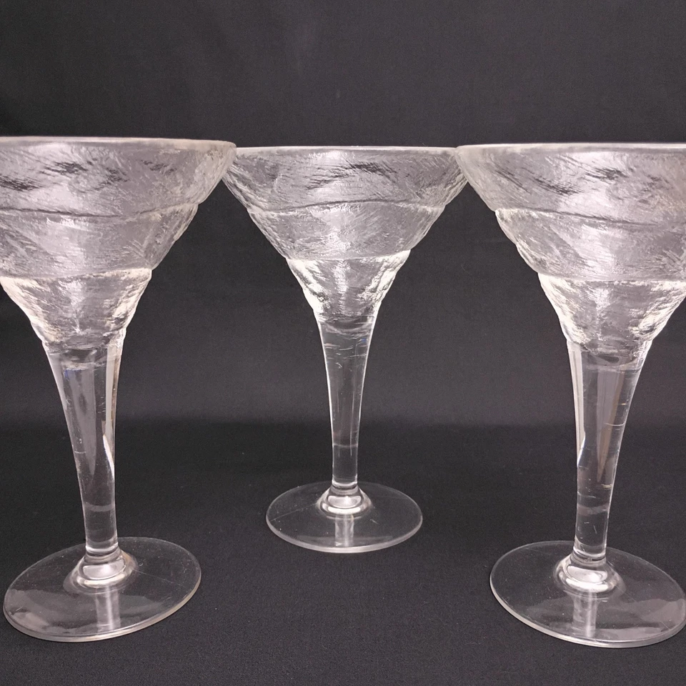 Juego de 3 vasos de Martini de cóctel de plástico con textura aspecto esmerilado Foto 2 de 4