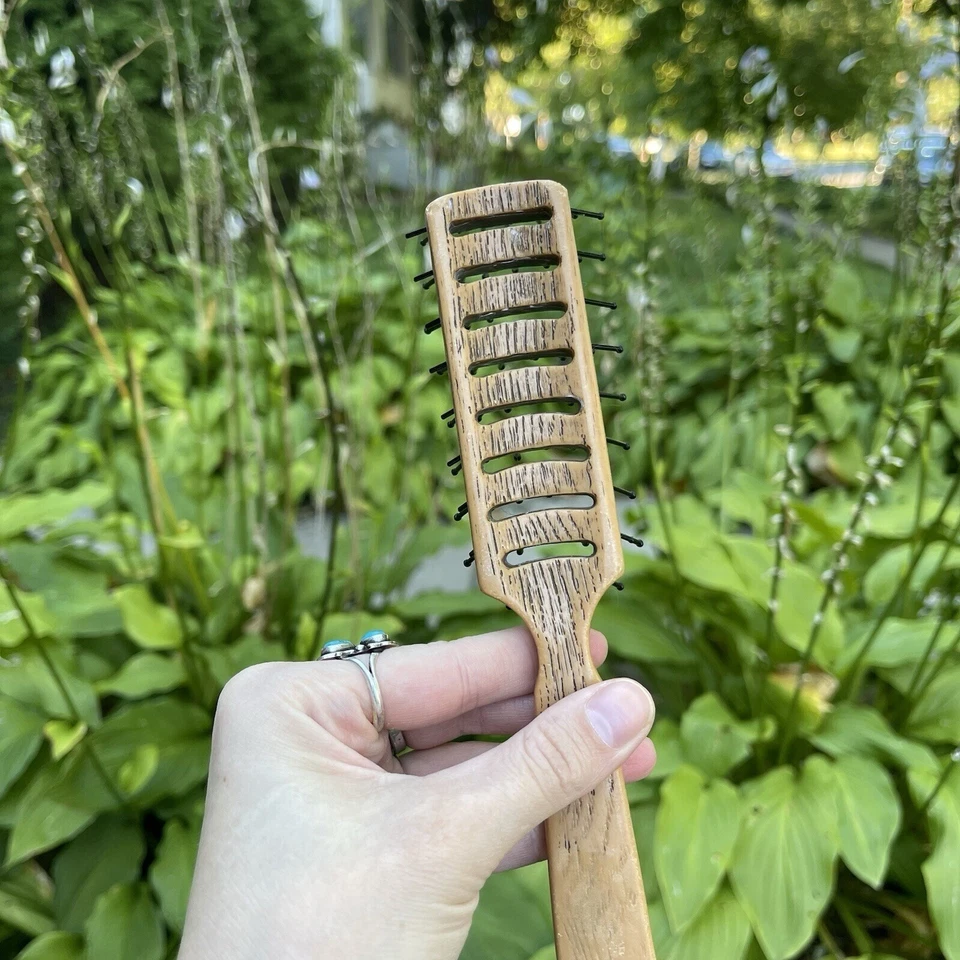 Cepillo de pelo secado por soplado ventilado desenredante de 7,5" de grano de madera usado de colección, hecho en EE. UU. Foto 3 de 4