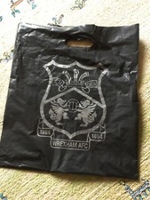 Wrexham A.F.C. Bolsa de transporte de plástico negra con logotipo de club de fútbol.