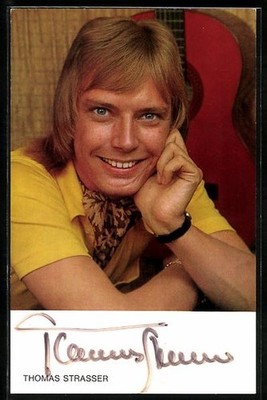 Postcard musician Thomas Strasser leaning on his arm looking at the camera, autograph 
