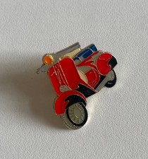Vespa Motor Roller Brosche Anstecknadel emailliert Maße 25x25mm rot