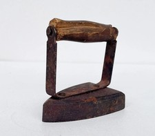 Antikes Gusseisen Kleidung Werkzeug Puppenhaus Miniatur Holzgriff